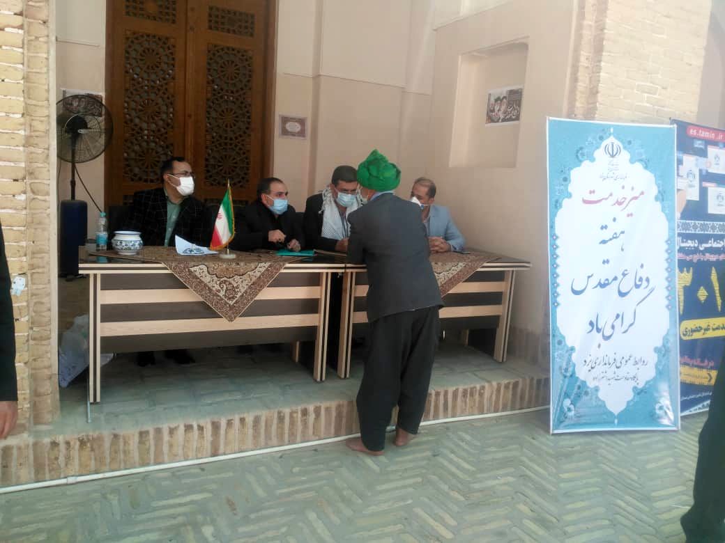 همزمان با هفته دفاع مقدس شرکت آبفای یزد در محل نماز جمعه پاسخگوی مردم بود