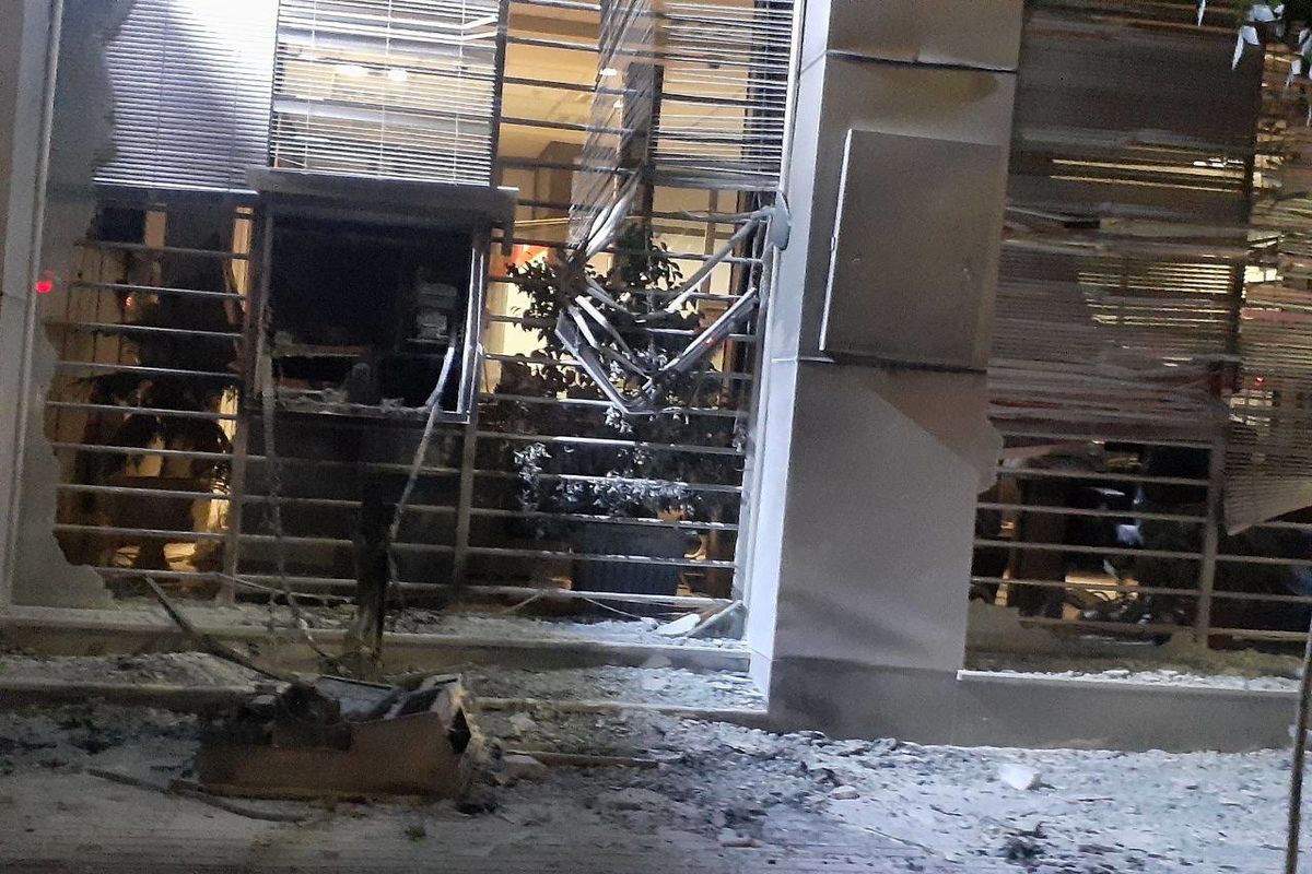 از تخریب بانک تا آتش‌زدن خودروی آتش‌نشانی/ رد منافقین و سازمان‌یافته‌ها در تجمع تبریز+تصاویر