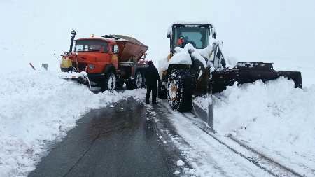 تلاش راهداران برای برف روبی در محورهای کوهستانی اردبیل
