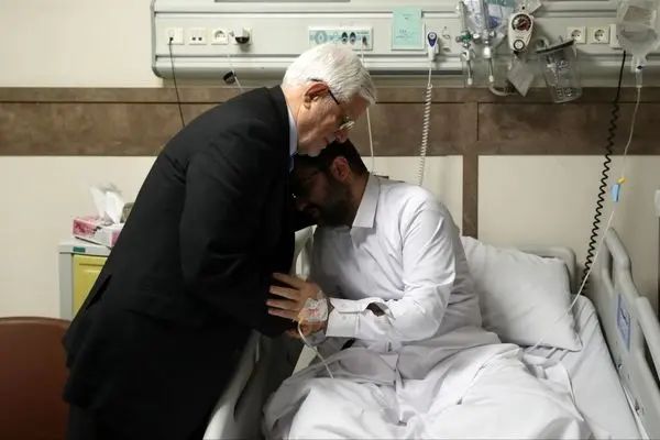 عارف از سقاب اصفهانی عیادت کرد