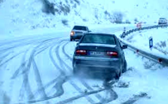 ترافیک سنگین در آزادراه قزوین-کرج/ بارش برف و سرما مهمان جاده های کشور است