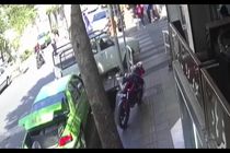 فیلم درگیری خیابانی راننده تاکسی با موتور سوار