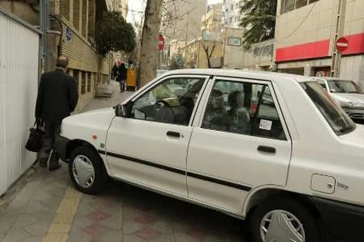 رانندهها مراقب باشند/ پارک در پیادهرو تهران جریمه سنگین به دنبال دارد
