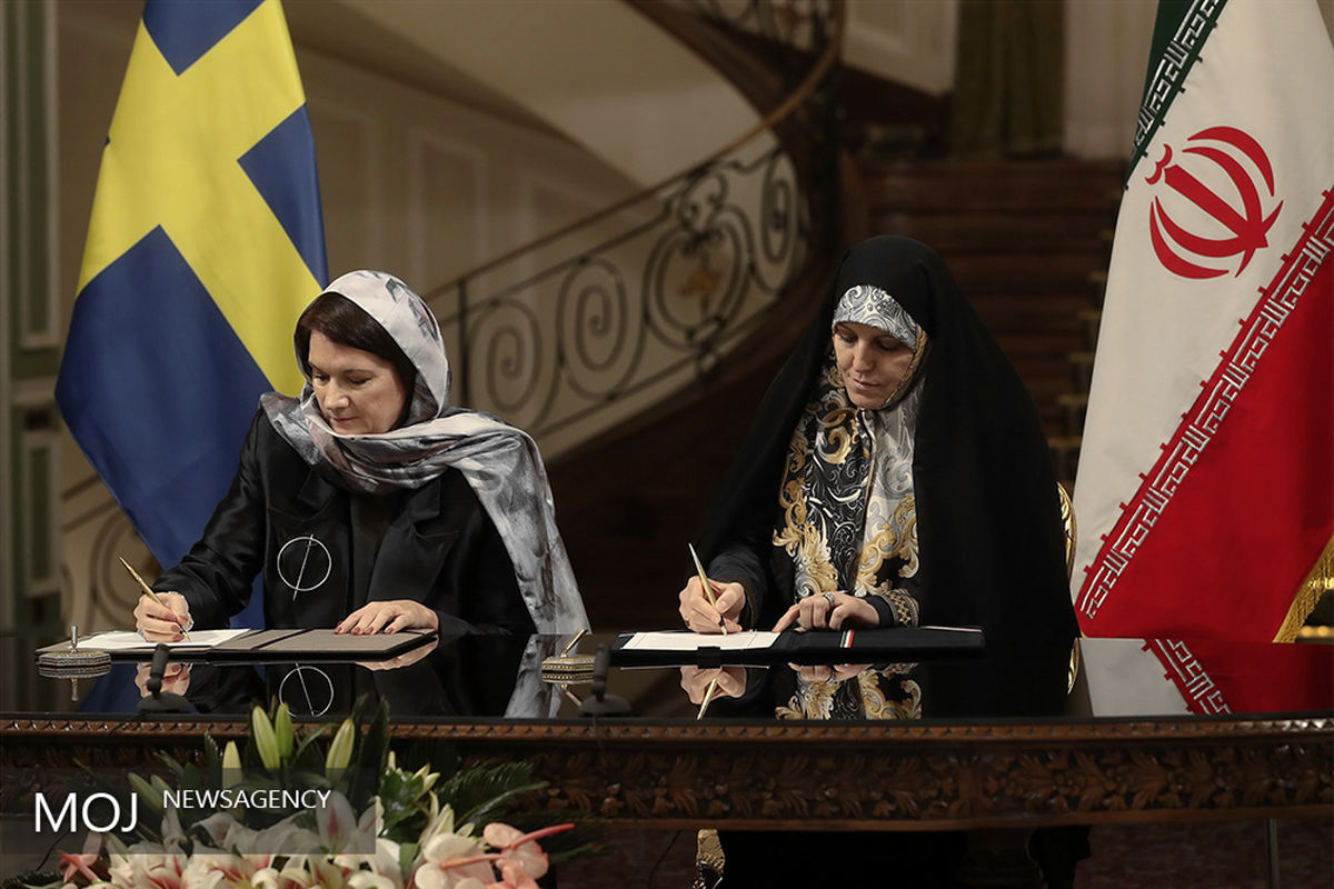 توضیح وزیر سوئدی درباره حجابش در تهران