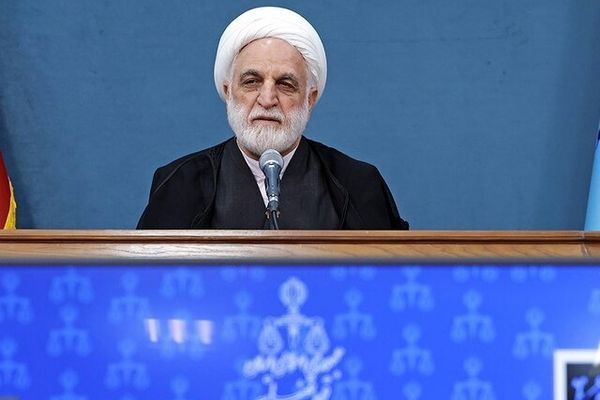 مدافع برپایی دادگاه‌های علنی و شفافیت هستم