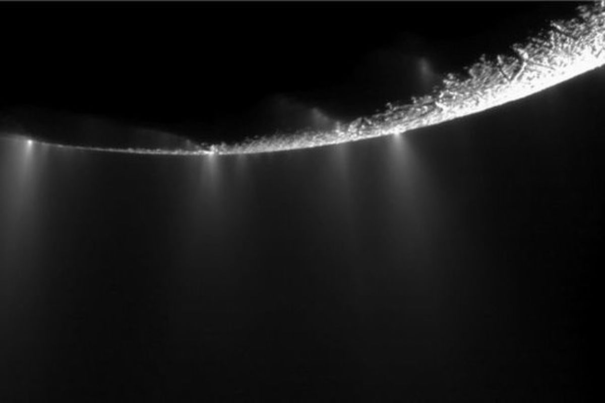 امکان وجود حیات در قمر یخی زحل