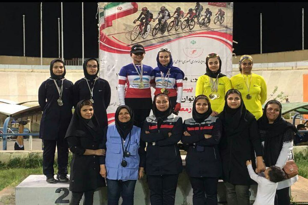 تیم دوچرخه سواری دختران خراسان رضوی در سکوی قهرمانی مسابقات کشوری