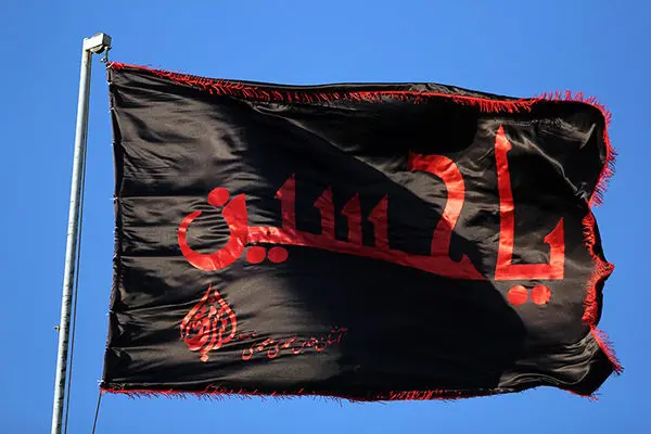 برافراشته شدن بزرگترین پرچم عزای حسینی در قلب پایتخت