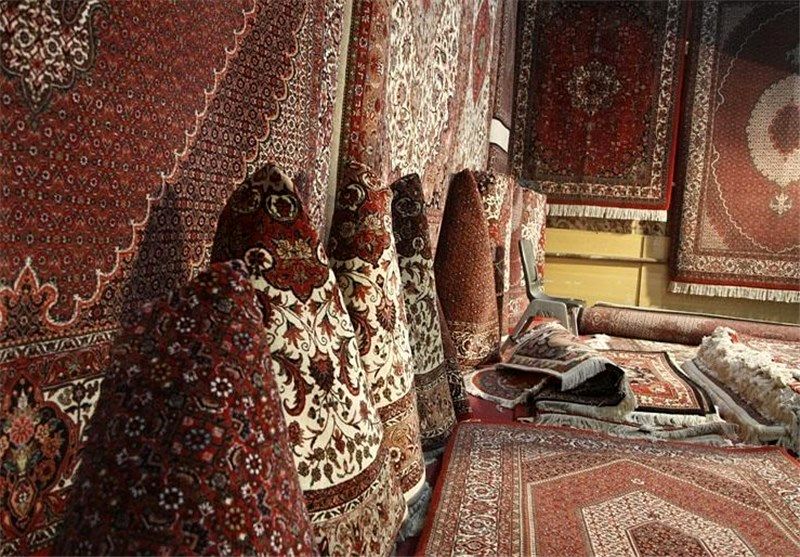 چینی‌ها روی فرش دستباف ایرانی می‌نشینند