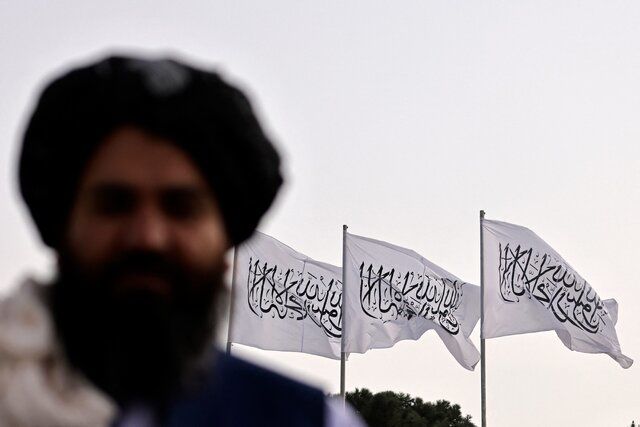 استفاده طالبان از خودروی آب‌پاش برای متفرق کردن معترضان زن