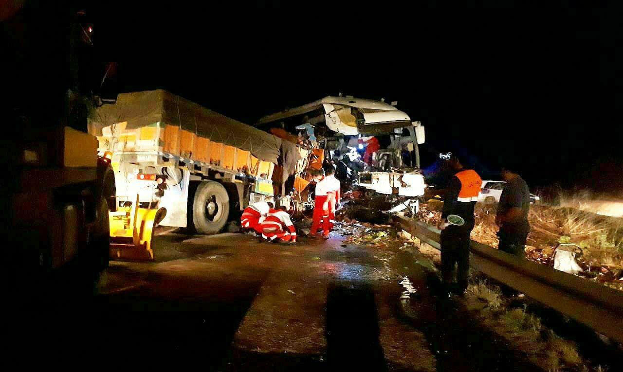 ۳۵ حادثه دیده در تصادف اتوبوس و کامیون در جاده سرچم