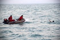 نجات دو سرنشسن یک قایق صیادی در آب‌های کیش