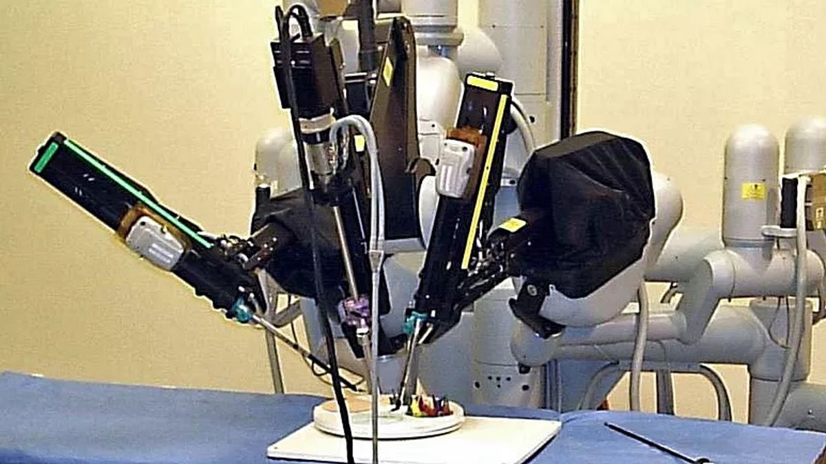 ربات جراحی با چهار بازو که با دست و پا قابل‌کنترل است، ساخته شد