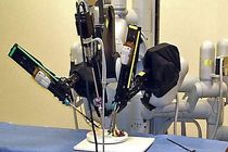 ربات جراحی با چهار بازو که با دست و پا قابل‌کنترل است، ساخته شد