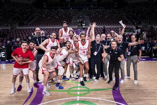 افتخار مانولوپولوس به بازیکنان ایران پس از شکست نیوزیلند