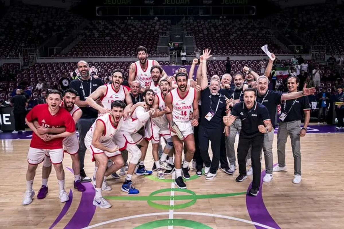 افتخار مانولوپولوس به بازیکنان ایران پس از شکست نیوزیلند