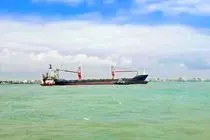 کشتی‌ کانتینری به گِل نشسته در لنگرگاه بندرعباس شناورسازی شد