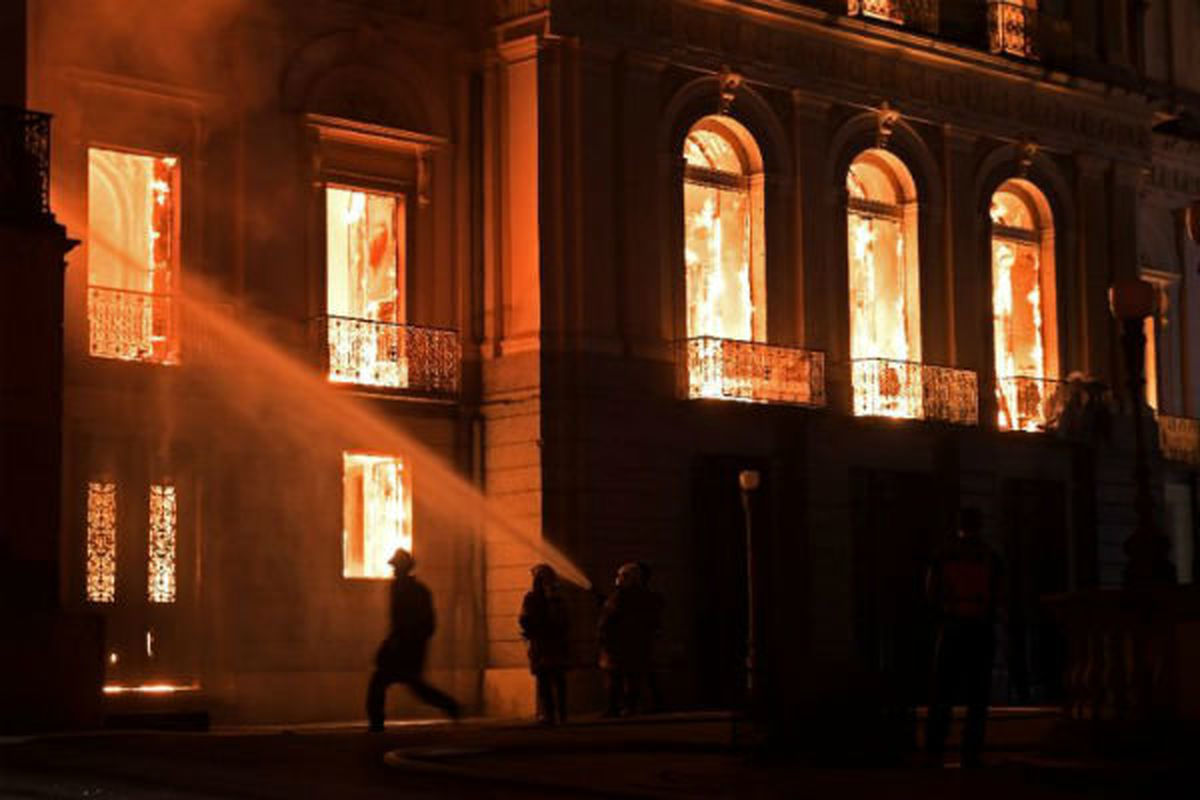موزه ملی ریودوژانیرو آتش گرفت