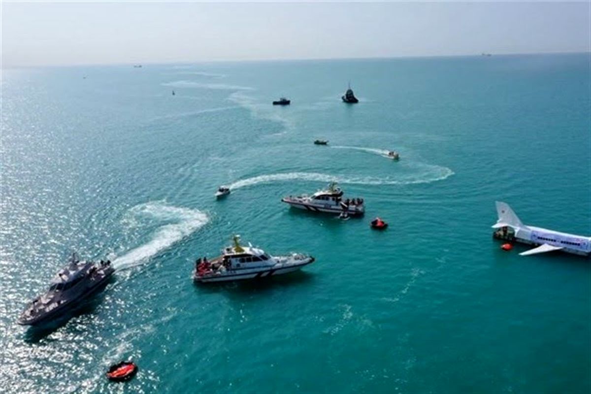 نجات 11 سرنشین شناور غیرمجاز در آبهای هرمزگان