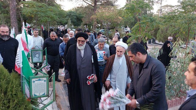 مزار شهدای قیام ۱۷ شهریور در بهشت زهرای تهران گلباران شد