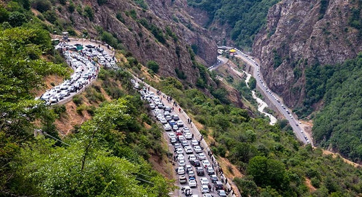 بارش برف و باران در محورهای چالوس ، هراز و فیروزکوه/ ترافیک سنگین در آزادراه کرج - قزوین