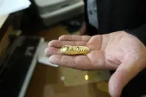 مسافری با شمش و طلای قاچاق به ارزش ۱۷ میلیارد ریال در فرودگاه مشهد دستگیر شد
