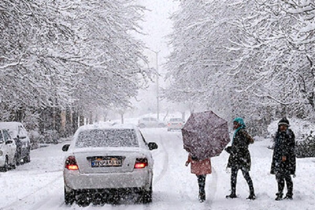 کاهش ۱۲ درجه ای دمای هوا در اصفهان / بارش برف ادامه داد