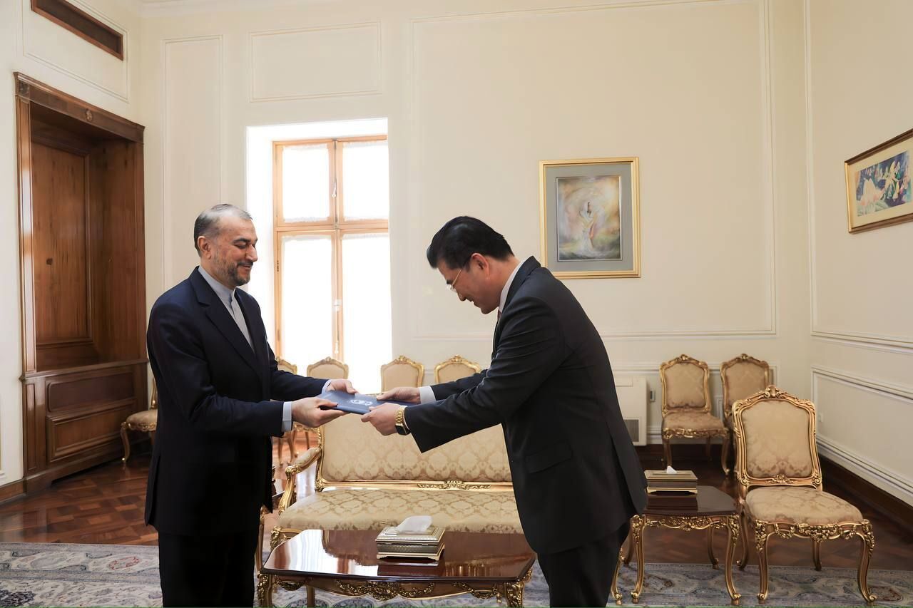 سفیر جدید کره جنوبی رونوشت استوارنامه خود را تقدیم وزیر امور خارجه ایران کرد