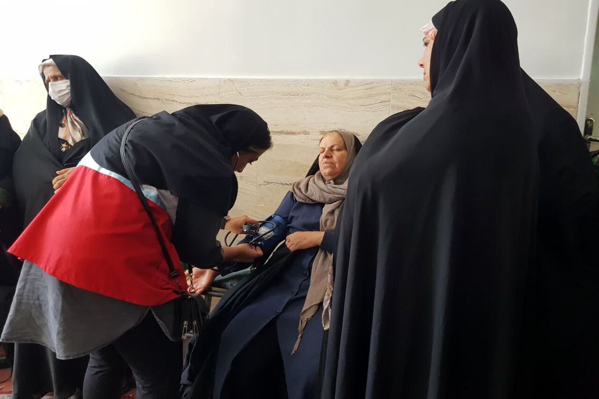 ارایه خدمات سلامت توسط هلال‌احمر استان مرکزی به ۶۳۲ نفر از نمازگزاران عید فطر