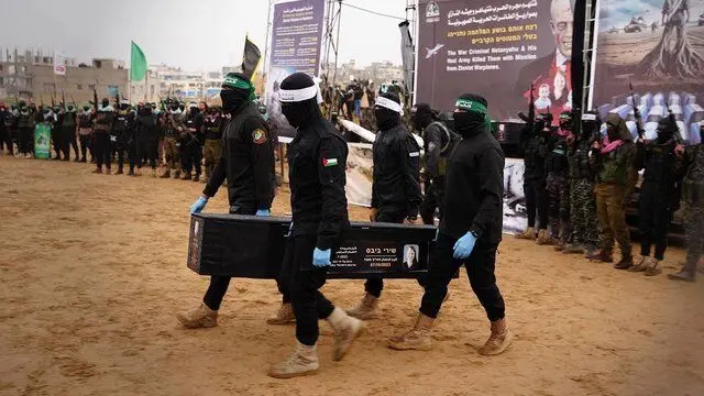 مقاومت فلسطین جسد یکی از اسیران اسرائیلی را به صلیب سرخ تحویل می‌دهد