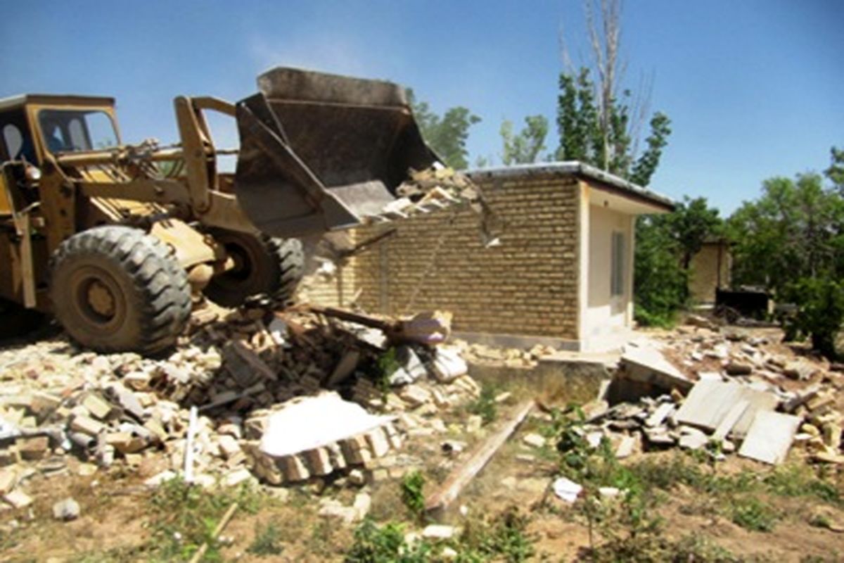 تخریب ۶ ساخت و ساز غیرمجاز در اراضی کشاورزی فریدونشهر