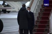 فیلم ورود مکرون به فرودگاه مسکو بدون استقبال و تشریفات