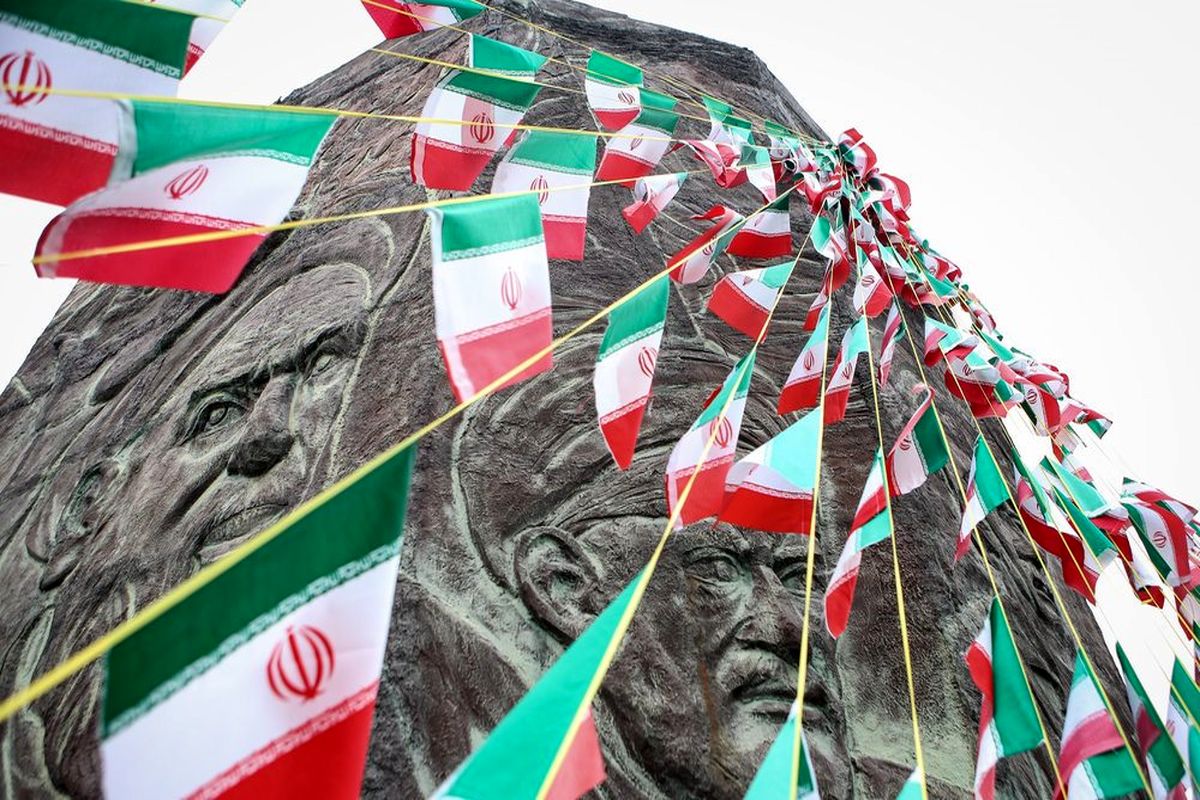 آذین‌بندی میادین و معابر منطقه یک شهرداری اصفهان/ نصب 15 هزار متر ریسه پرچم ایران