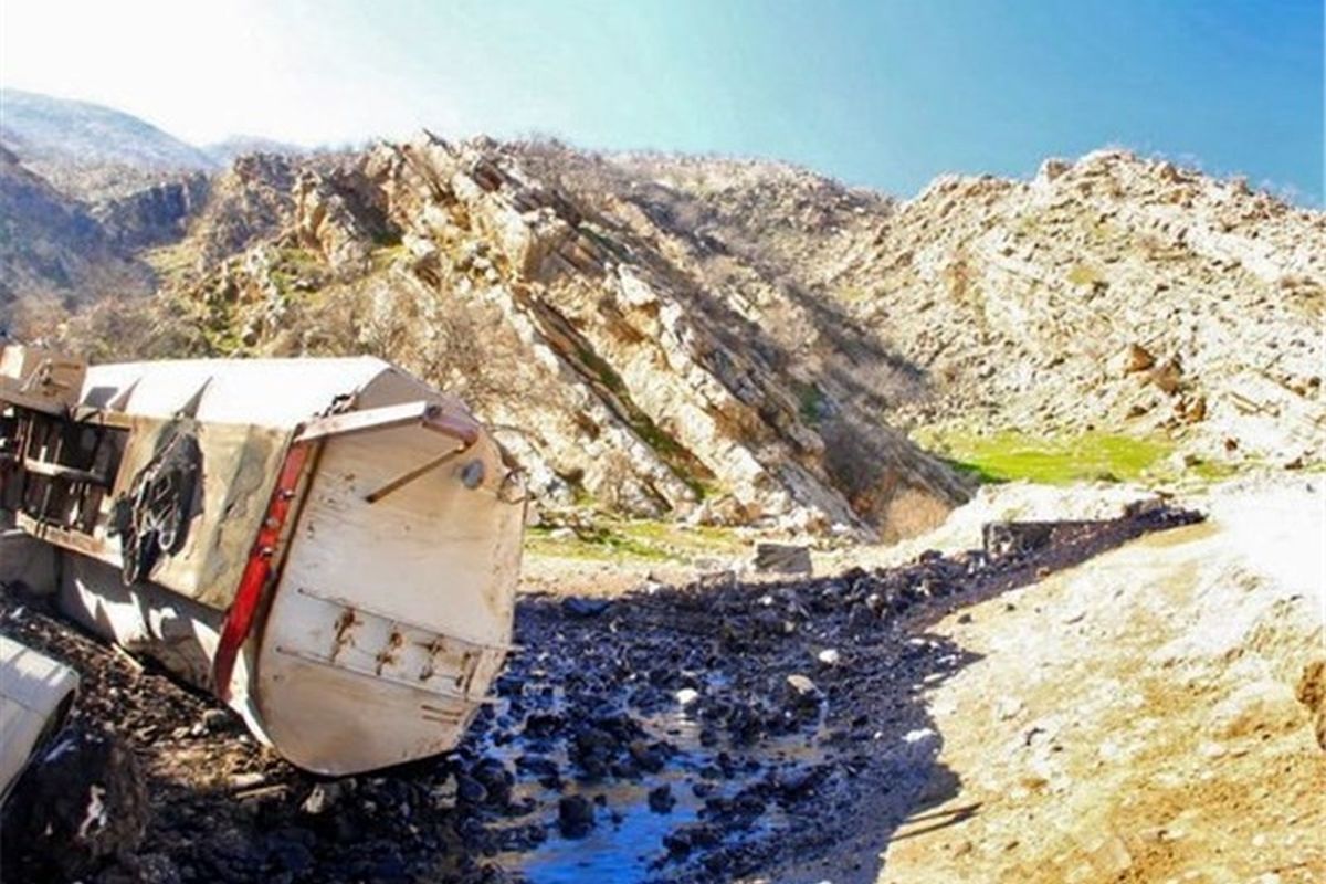 تریلر عراقی حامل بنزین سوپر در جاده پلدختر - اندیمشک واژگون شد