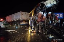 8کشته در تصادف تریلری با اتوبوس در محور کاشان - اصفهان