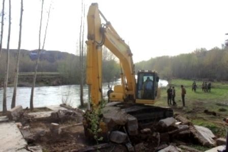 رفع تصرف 1000 هکتار از تجاوزات به حریم دریاچه سد زاینده رود