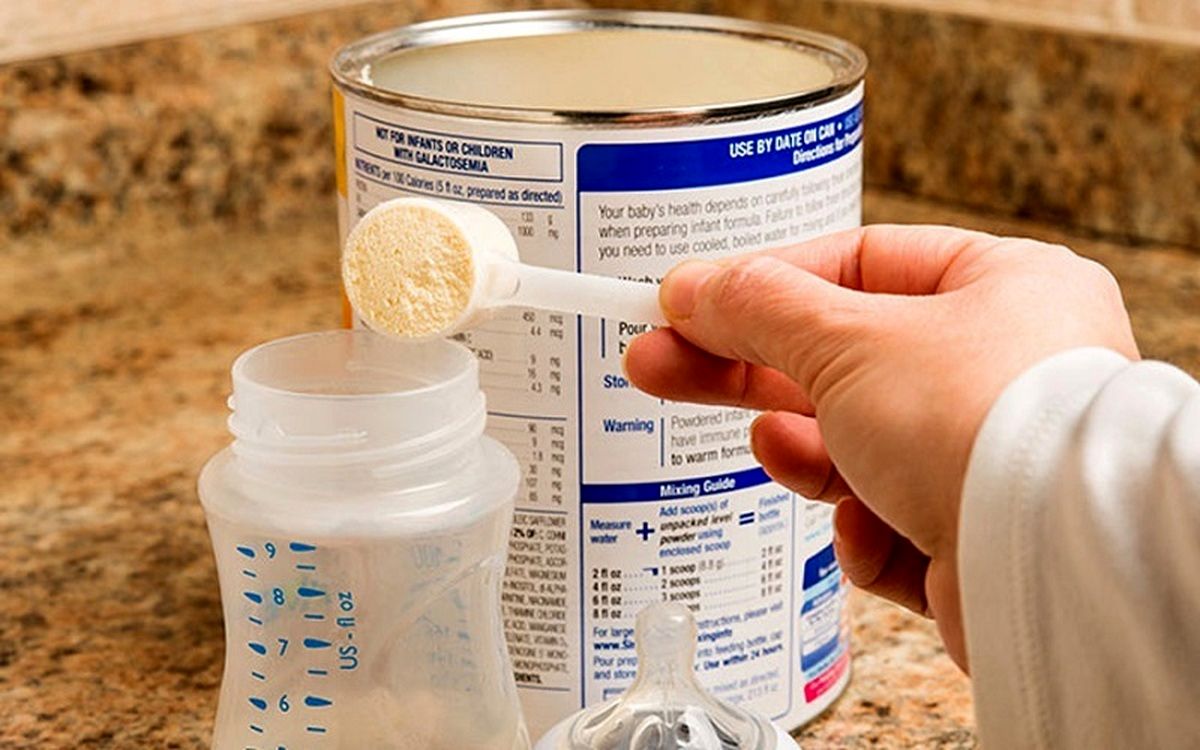 شیرخشک موجود در انبارهای شرکت‌های پخش بین داروخانه‌ها توزیع می‌شود