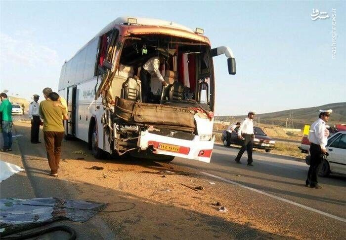 یک کشته و 11 مصدوم در تصادف یک دستگاه اتوبوس و تریلر در آزاد راه کاشان - نطنز