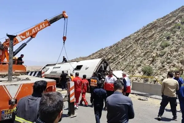 واژگونی اتوبوس اسکانیا در مسیر اوز–شیراز ۲۱ کشته و ۲۶ مصدوم برجای گذاشت