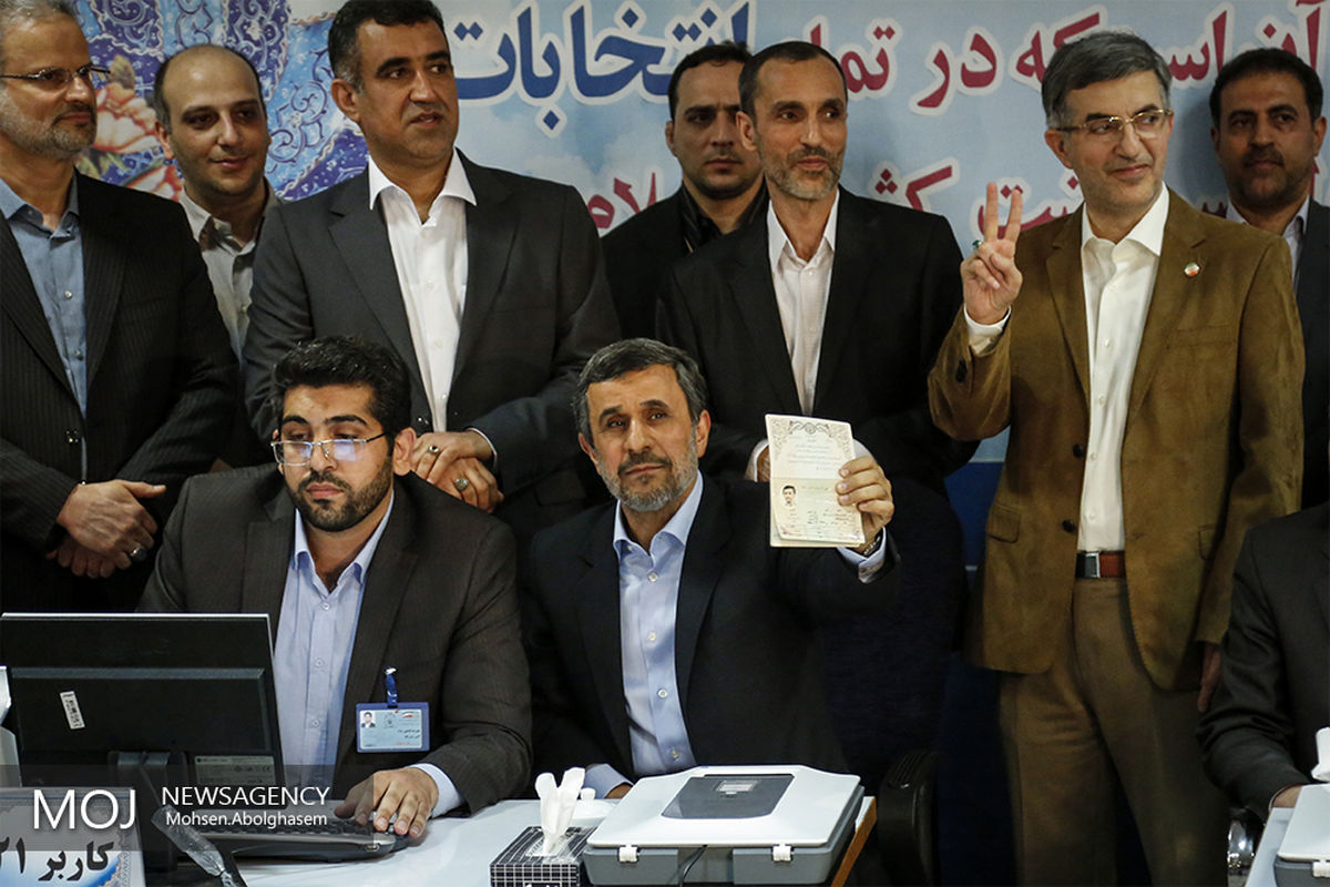 احمدی نژاد برای کاندیداتوری ریاست جمهوری ثبت نام کرد
