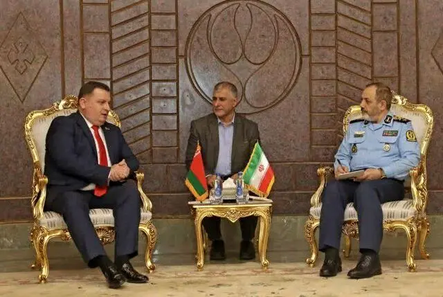 رئیس کمیته دولتی همکاری‌های نظامی‌ ـ صنعتی بلاروس با وزیر دفاع ایران دیدار کرد