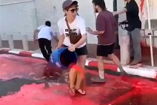 مخالفان جنگ غزه با رنگ سرخ به درِ خانه ایال زامیر رسیدند
