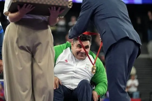 علی‌اکبر غریب‌شاهی رکورد جهان را در پاراوزنه‌برداری شکست