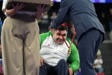 علی‌اکبر غریب‌شاهی رکورد جهان را در پاراوزنه‌برداری شکست