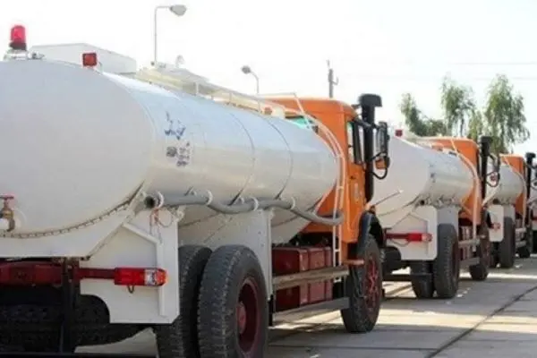 ستاد اجرایی فرمان امام، ۹۰ هزار بطری آب و تانکرهایی با ظرفیت ۱۱۰ هزار لیتر در مناطق بحرانی یزد توزیع کرد