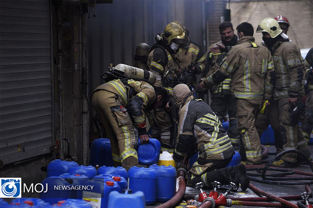 عملیات مهار آتش‌ سوزی در ساختمان ۱۵۳ خیابان بهار 