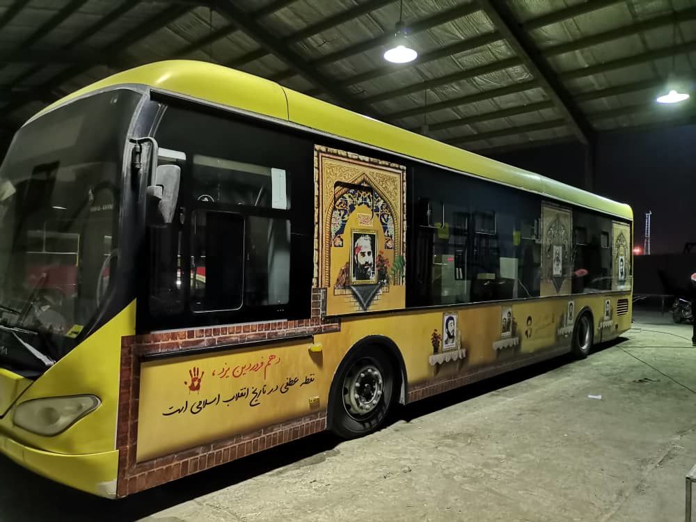 مزین شدن اتوبوس های شهر یزد به تصاویر شهدا
