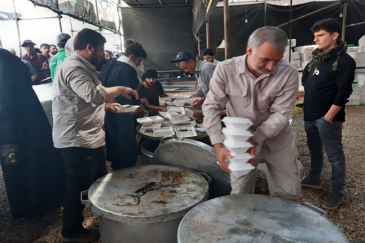 توزیع روزانه ۲۵ هزار پرس غذای گرم در بین زائران مرز مهران