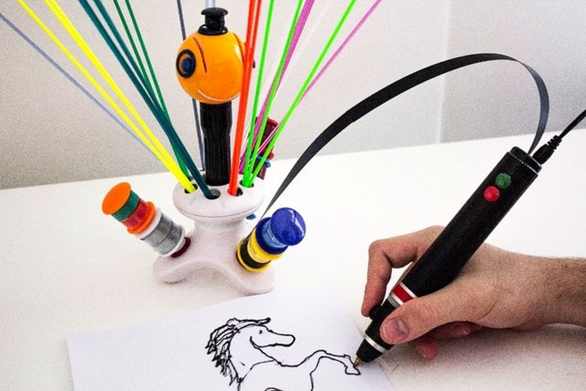 قلم چاپ سه‌ بعدی که با پلاستیک بازیافتی خانگی کار می‌کند