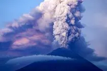  فوران آتشفشان در مرکز «گواتمالا» باعث تخلیه بیش از  صدها نفر شد